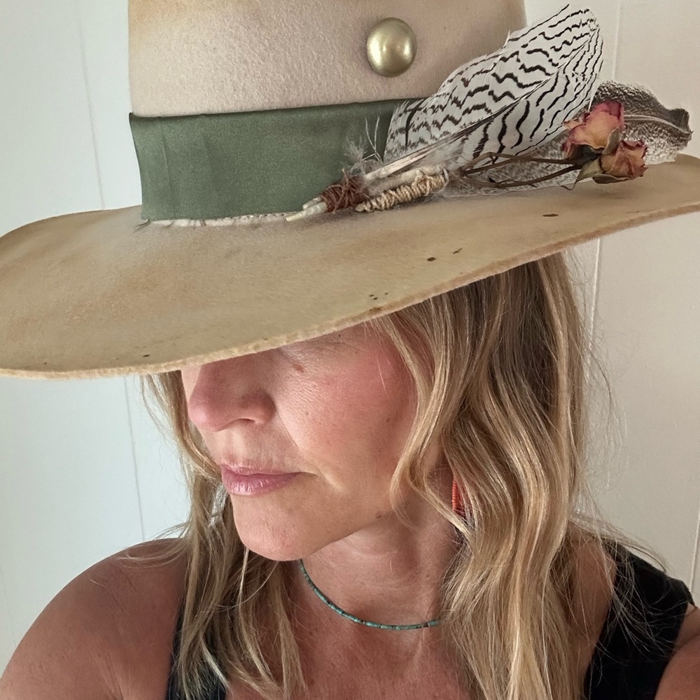 The Wilted Rose – Cream Fedora with Silky Band & Feathers – Size S